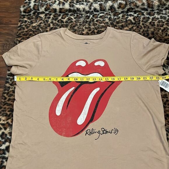 Torrid The Rolling Stones Tan Distressed Lip Graphic Shirt Modern Music Boho - Picture 7 of 10